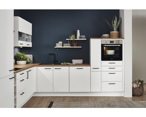 Moderne Küche mit weißen Schränken, schwarzer Armatur und Holzarbeitsplatte.