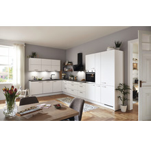 Helle Küche mit Küchenschränken, Dunstabzugshaube und Elektrogeräten in einem geräumigen Zimmer.