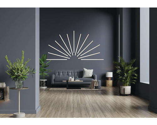 Wohnzimmer mit Sofa, Couchtisch, Zimmerpflanzen und Wandleuchte in Streifenform