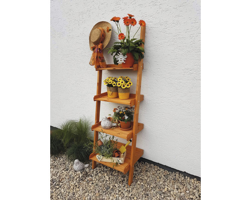 Holzregal im Garten mit Blumen, Gartengeräten und Dekorationen