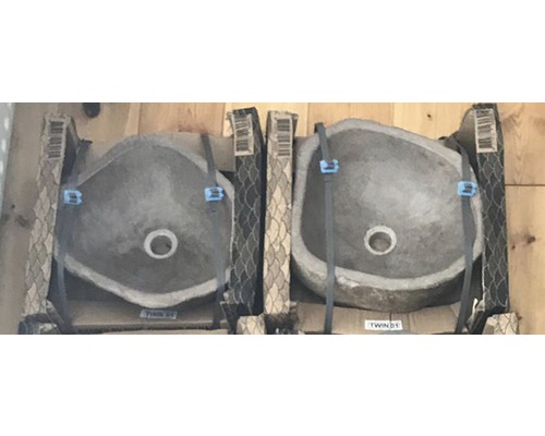 Zwei Aufsatzwaschbecken aus Stein in Verpackung