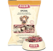 Dibo Spezial Hundefutter mit Rindfleisch, Kopffleisch, Pansen und Blättermagen in einer Schüssel und einer Packung