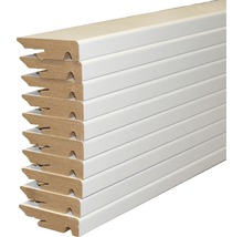 Stapel weißer Holzfußleisten