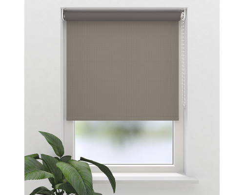 Blick auf ein Fenster mit geschlossenem Rollo