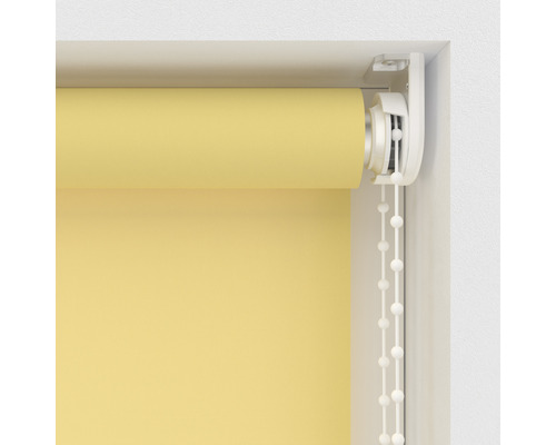 Gelbes Rollo im Fensterrahmen mit Bedienkette