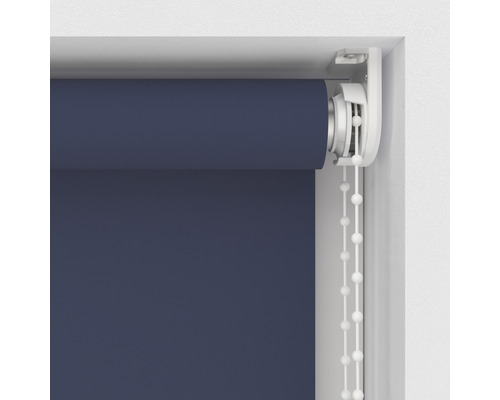 Rollo mit Kettenzug am Fenster