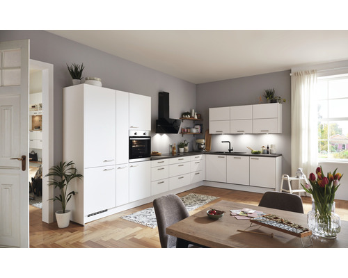 Moderne Küche mit weißen Schränken, dunkler Arbeitsplatte und Holzboden