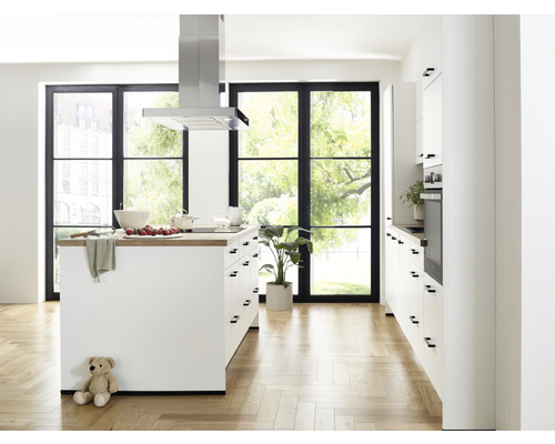 Helle Küche mit Kochinsel, Dunstabzugshaube und großen Fenstern