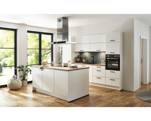 Helle Küche mit Kochinsel, Dunstabzugshaube und Einbaubackofen