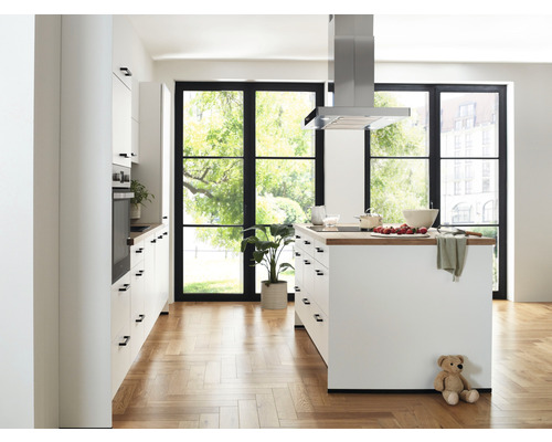 Helle Küche mit Kochinsel, Dunstabzugshaube und Holzboden