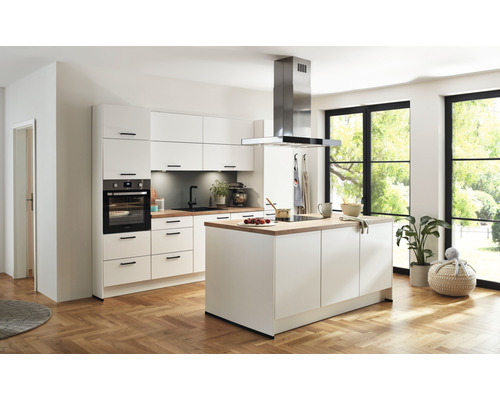 Helle Küche mit Kochinsel, Einbaubackofen und Dunstabzugshaube