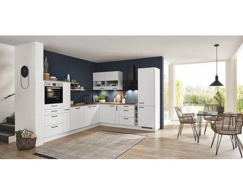 Helle Küche mit Einbauschränken, Dunstabzugshaube und Essbereich