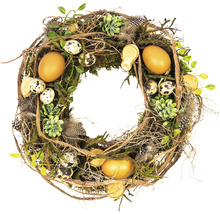 Dekorativer Osterkranz mit Eiern, Federn und Grünpflanzen