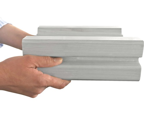 Person hält zwei Sockelleisten