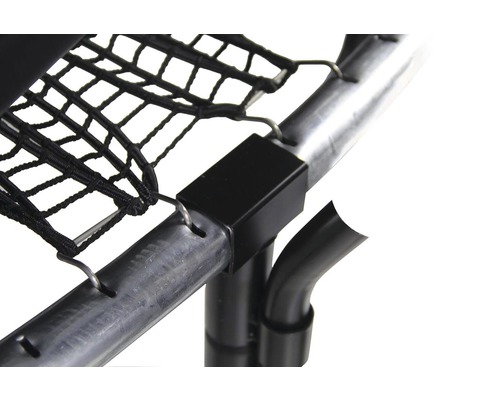 Detailansicht eines Trampolins mit Netz und Stahlrahmen