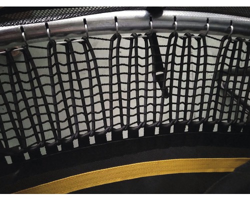 Detailansicht eines Gepäcknetzes mit Haken zur Befestigung an einem Gepäckträger.