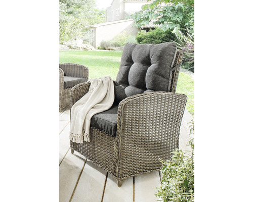 Gartensessel Destiny MERANO 67x74x99 cm, Rückenlehne verstellbar, vintage grau Geflochtener Sessel mit Kissen und Überwurfdecke auf einer Terrasse
