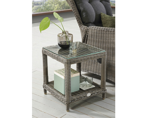Gartentisch aus Rattan mit Glasplatte und Ablagefläche