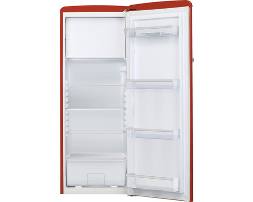 Geöffneter, roter Kühlschrank mit Fächern und Ablagen