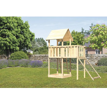 Spielturm aus Holz mit Leiter und Rutsche im Garten
