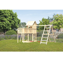 Holzspielhaus mit Schaukel und Leiter im Garten.