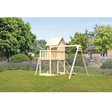 Holzspielturm mit Schaukel im Garten