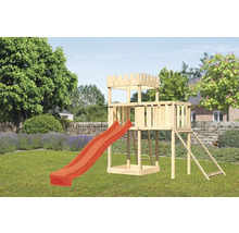 Spielturm aus Holz mit Rutsche im Garten