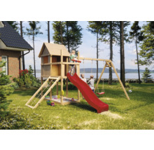 Spielplatz mit Spielhaus, Rutsche und Schaukel für Kinder im Garten.
