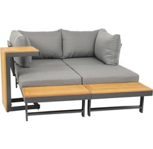 Gartensofa mit grauem Polster und Holzablageflächen