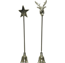 Zwei silberfarbene Kerzenstecker mit Stern- und Hirschkopf-Motiven.