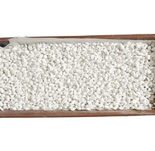 Weiße Zierkiesel in einer Schale