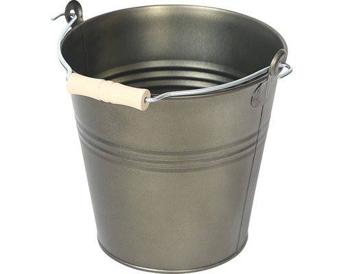 Eimer aus Metall mit Holzgriff
