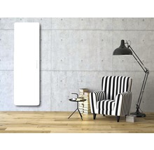 Heller Raum mit Heizkörper, Sessel und Stehlampe
