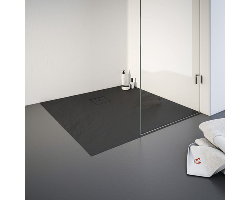 Ebenerdige Dusche mit Duschrinne und Glaswand