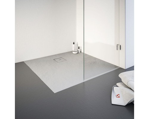 Bodenebene Dusche mit Duschrinne und Handtüchern im Badezimmer.