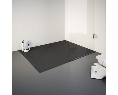 Badezimmer mit flacher, rechteckiger Duschwanne und Glasduschwand