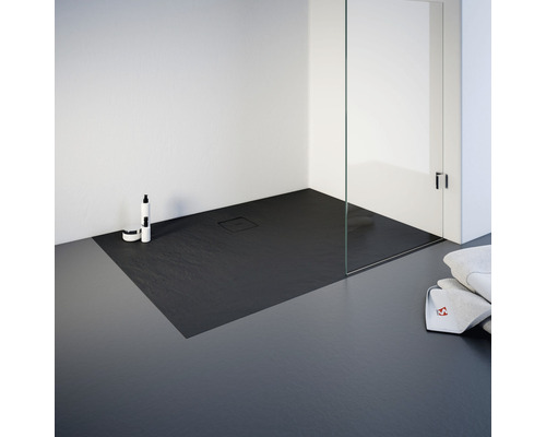 Begehbare Dusche mit Duschwanne aus Stein, Duschkabine und Badaccessoires für ein modernes Badezimmerdesign