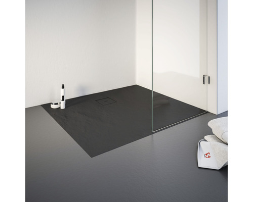 Ebenerdige Dusche mit Duschwanne aus Schieferstruktur und Glasduschwand