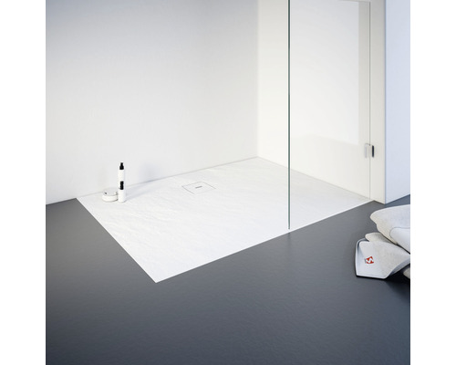 Ebenerdige Dusche mit Duschwanne, Duschabtrennung und Handtüchern