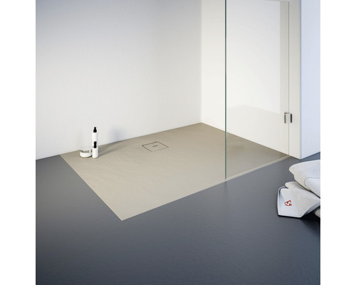 Ebenerdige Dusche mit Duschwanne, Duschabtrennung aus Glas und Badaccessoires