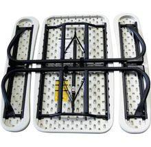 Zusammengeklappter Campingtisch mit schwarzem Metallgestell