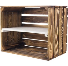 Holzkiste mit einem weißen Regalbrett