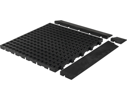 Gummimatte mit Löchern und passenden Anfahrkeilen