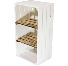 Regal aus weiß gestrichenen Holzkisten mit zwei Einlegeböden