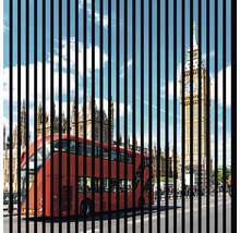 Dekoratives Bild mit rotem Bus und dem Big Ben in London hinter vertikalen Streifen