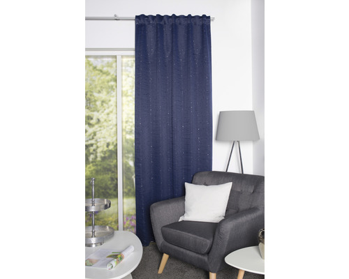 Dekorative Gardine vor Fenster in einem Wohnzimmer