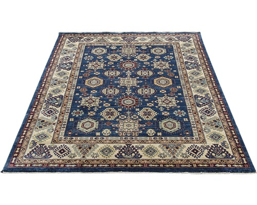 Blauer Teppich mit orientalischem Muster