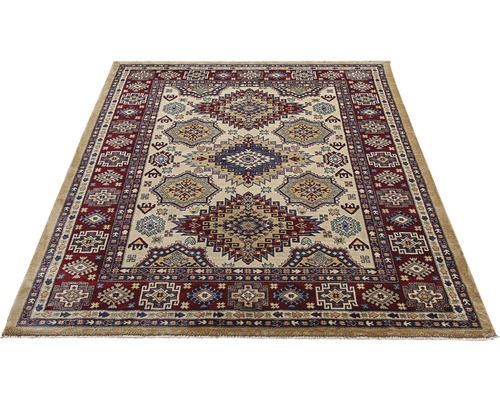 Gemusterter Teppich mit geometrischen Motiven