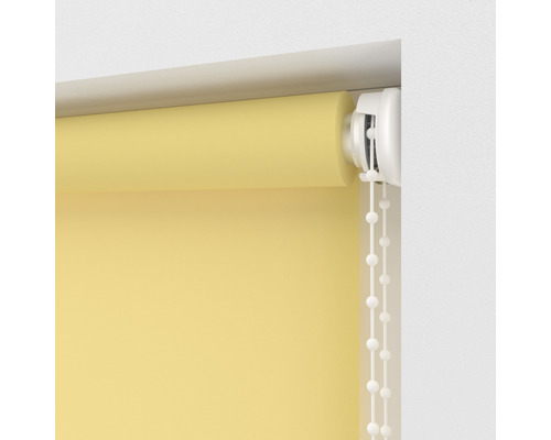 Gelbes Stoffrollo mit Kettenzug zur Fensterdekoration