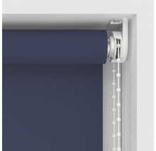 Blaues Rollo mit Kettenzug am Fenster